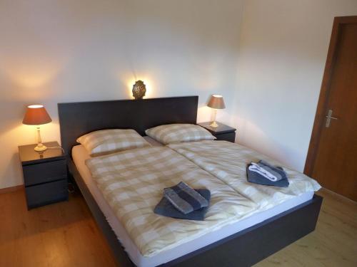 1 dormitorio con 1 cama grande y 2 mesitas de noche en Apartment Lisière-Sud by Interhome en Crans-Montana