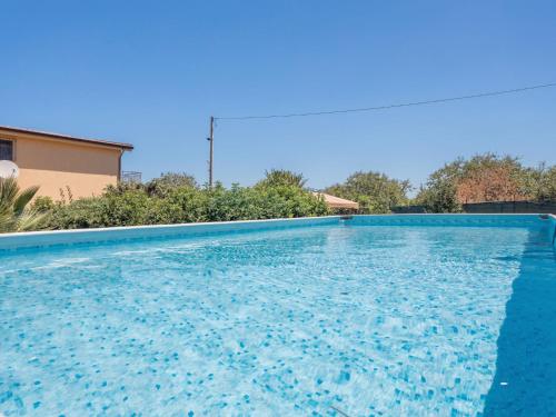 una piscina in una casa con acqua blu di Holiday Home Alice by Interhome a Ficarazzi