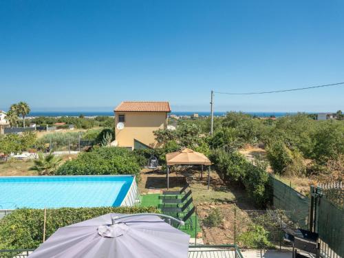 una vista sulla piscina dal balcone di una casa di Holiday Home Alice by Interhome a Ficarazzi