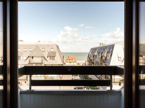 une vue sur l'océan depuis une fenêtre dans l'établissement Apartment Le Grand Cap-14 by Interhome, à Villers-sur-Mer