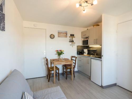 Kuchyňa alebo kuchynka v ubytovaní Apartment Le Grand Cap-14 by Interhome