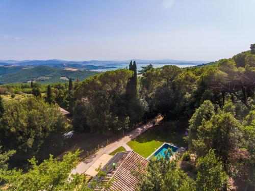 una vista aérea de una finca con árboles y una piscina en Chalet Il Talamo by Interhome, en Castel Rigone