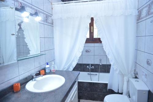 アギオス・スパイリドン・コルフォにあるVilla Eleni Peritheia BY CorfuEscapesのバスルーム(洗面台、トイレ、鏡付)