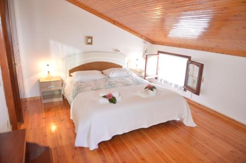 Un dormitorio con una cama con flores. en Villa Eleni Peritheia BY CorfuEscapes, en Agios Spiridon, Corfú