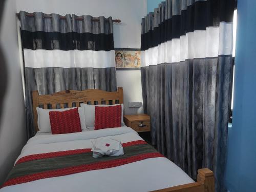 - une chambre avec un lit avec un animal rembourré dans l'établissement Hotel Mango Tree, à Birātnagar