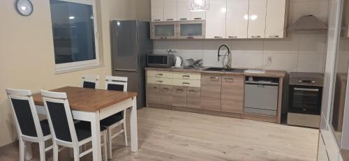 Kuchyňa alebo kuchynka v ubytovaní mieszkanie-apartament
