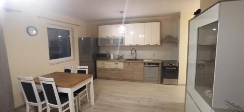Kuchyňa alebo kuchynka v ubytovaní mieszkanie-apartament