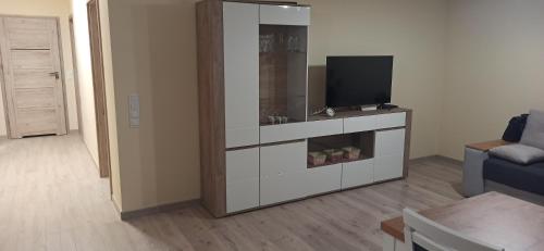 Televízia a/alebo spoločenská miestnosť v ubytovaní mieszkanie-apartament