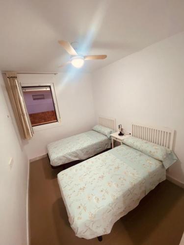 1 Schlafzimmer mit 2 Betten und einem Deckenventilator in der Unterkunft Precioso apartamento en Las Negras in Las Negras