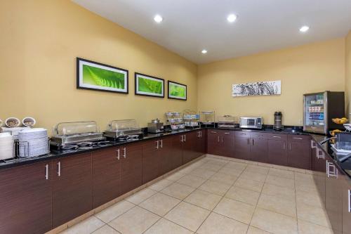 Kuchyň nebo kuchyňský kout v ubytování Sleep Inn & Suites Miles City I-94