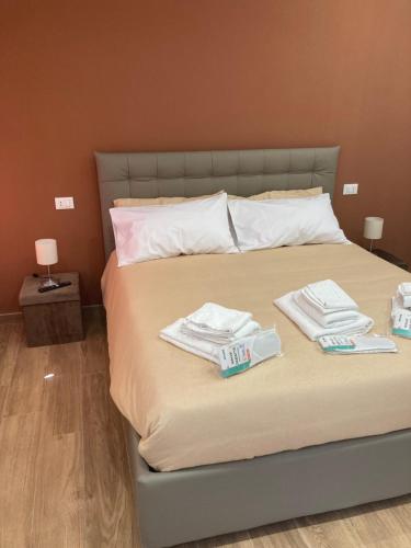 a bed with two towels and towels on it at Piccolo paradiso suite in pieno centro Castel di Sangro in Castel di Sangro