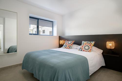 1 dormitorio con 1 cama con manta azul en Casa Berriel, en Punta Mujeres