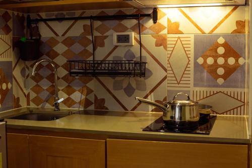 Una cocina o zona de cocina en Tints of Blue Hotel