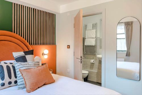 a bedroom with a bed and a bathroom at Your Apartment I Arabica House in Bristol