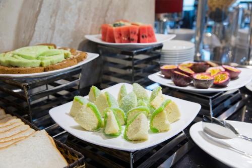 un buffet con varios platos de diferentes tipos de postres en Putin Nha Trang Hotel, en Nha Trang