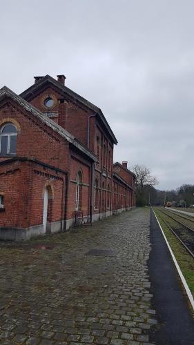 a brick building next to a cobblestone street at O'Blanche, Viroinval Treignes in Treignes