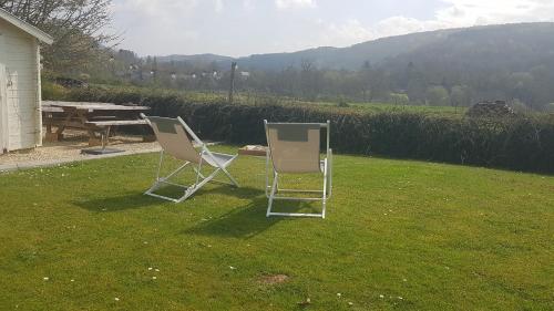 two chairs and a picnic table in a yard at O'Blanche, Viroinval Treignes in Treignes