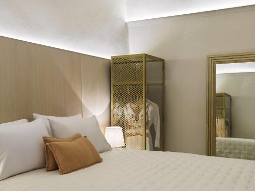 a bedroom with a bed and a mirror at Maison Dalidaz in Vóthon