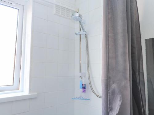 eine Dusche mit Duschkopf im Bad in der Unterkunft Flat 18 in Paignton