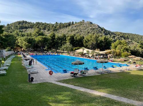 ein großer Pool mit Leuten, die um ihn herum sitzen in der Unterkunft Villetta Lilly - Belvedere Pugnochiuso - Gargano in Vieste