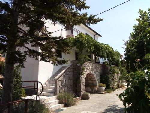 een gebouw met daarop een balkon bij Traditional mediterranean villa in Gabonjin
