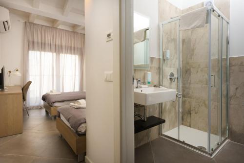 ein Bad mit einem Waschbecken und einer Dusche in der Unterkunft Villa Monte D'Or in Krnica