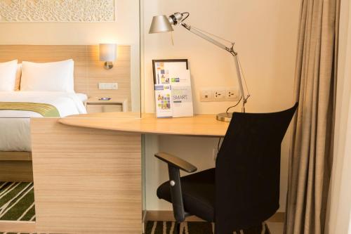 Una cama o camas en una habitación de Holiday Inn Express Semarang Simpang Lima by IHG