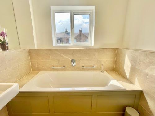 Central Townhouse with free off road parking and garden photo 21