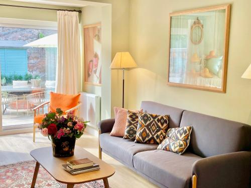 Central Townhouse with free off road parking and garden photo 16
