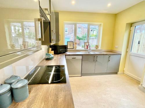 Central Townhouse with free off road parking and garden photo 19