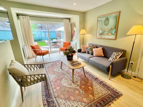 Central Townhouse with free off road parking and garden photo 15