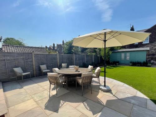 Central Townhouse with free off road parking and garden photo 33