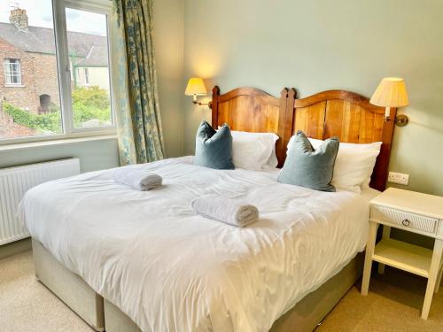 Central Townhouse with free off road parking and garden photo 8