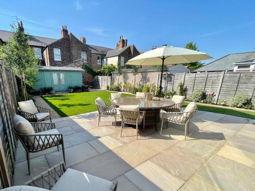 Central Townhouse with free off road parking and garden photo 32