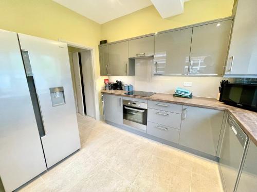 Central Townhouse with free off road parking and garden photo 18