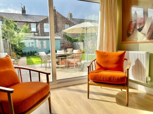 Central Townhouse with free off road parking and garden photo 13