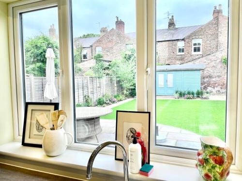 Central Townhouse with free off road parking and garden photo 30