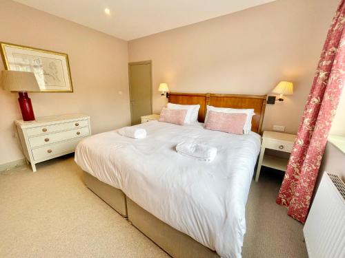 Central Townhouse with free off road parking and garden photo 7