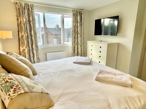 Central Townhouse with free off road parking and garden photo 28