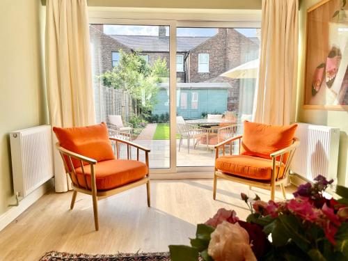 Central Townhouse with free off road parking and garden photo 17
