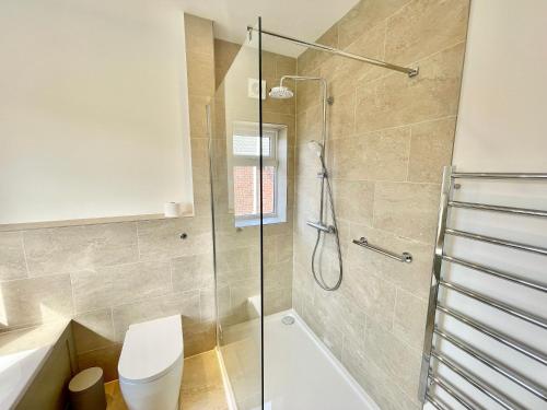 Central Townhouse with free off road parking and garden photo 22
