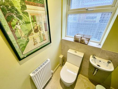 Central Townhouse with free off road parking and garden photo 6