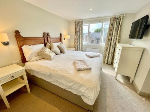 Central Townhouse with free off road parking and garden photo 10