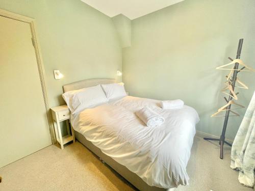Central Townhouse with free off road parking and garden photo 9