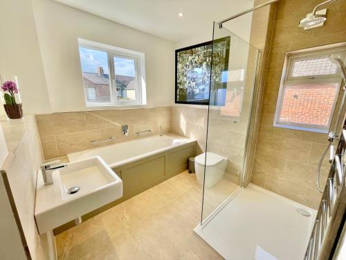 Central Townhouse with free off road parking and garden photo 11