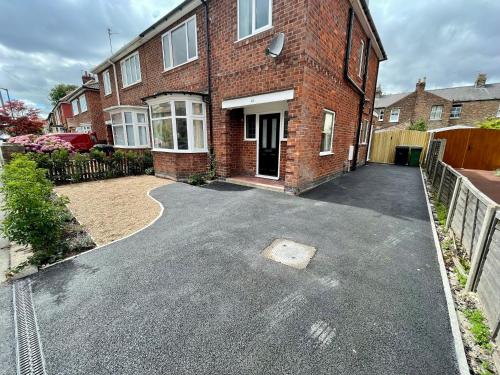 Central Townhouse with free off road parking and garden photo 37