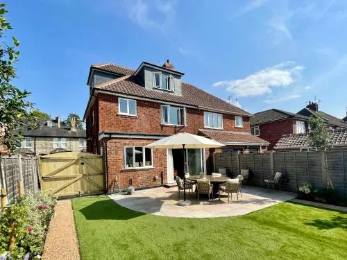 Central Townhouse with free off road parking and garden photo 1