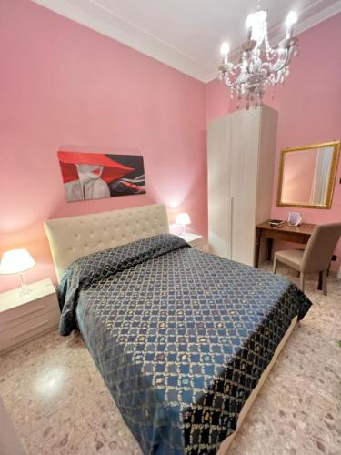 ローマにあるGuest House Biondiのピンクの壁、ベッド1台付きのベッドルーム1室