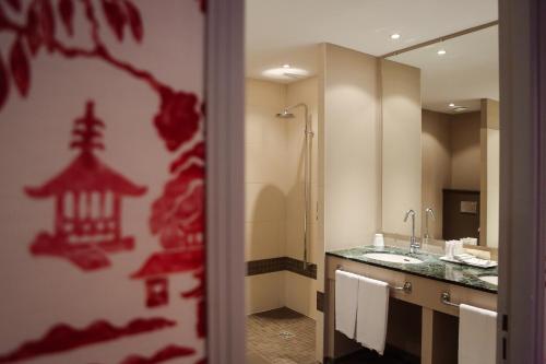 a bathroom with a sink and a mirror at La Chapelle Saint Martin in Nieul
