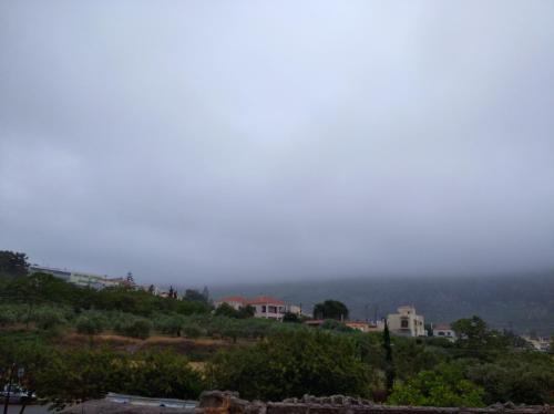 een uitzicht op een heuvel met een stad in de verte bij Μεζονέτα - Διώνη- στις Άνω Αρχάνες με οντά in Archanes